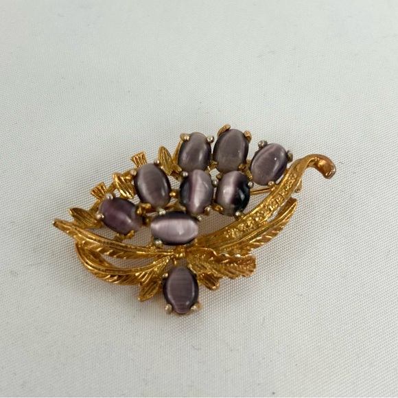 Vintage Purple Cat Eye Stone Gold Brooch - Picture 1 of 4